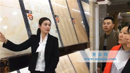 【郭榮榮向客戶介紹產(chǎn)品】