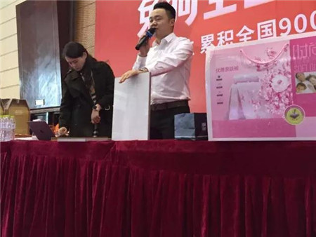 李總現(xiàn)場(chǎng)展示大將軍陶瓷產(chǎn)品